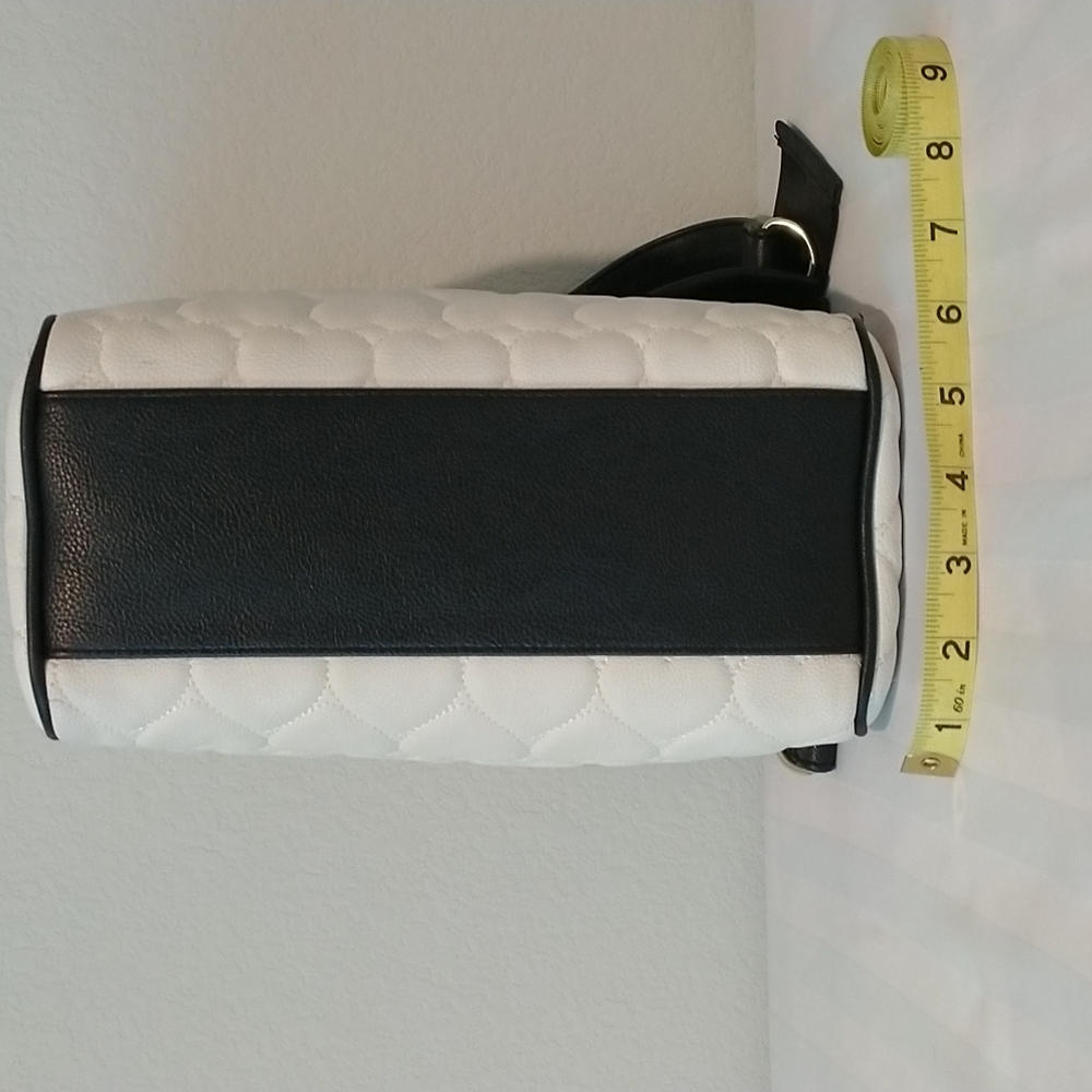 XOX BETSY JOHNSON PURSE Cream, Black, and Gold Heart Bag. - Picture 9 of 14